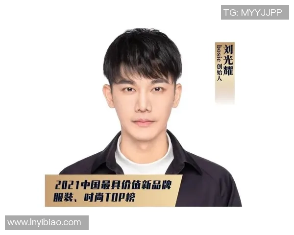 足球明星面具护脸新潮流引领时尚运动风尚助力球场表现提升